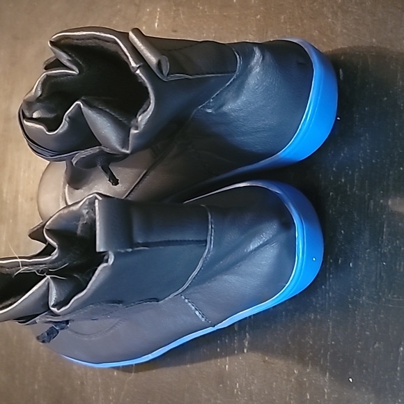 NWOT BLk BOOTS - leather w/blue soles. - Picture 4 of 6